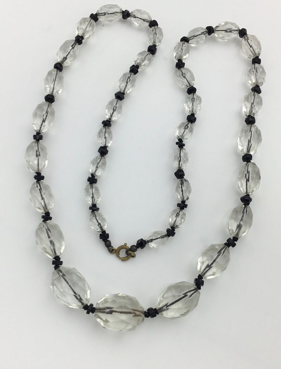 Collier artisanal en perles transparentes, style ethnique minimaliste