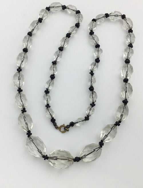 Collier artisanal en perles transparentes, style ethnique minimaliste