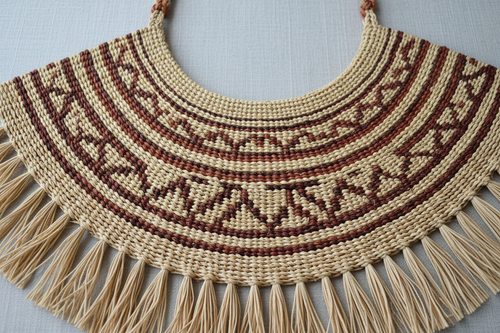 collier artisanal en raphia gabonais est une pièce unique, réalisée entièrement à la main à l’aide d’un gabarit traditionnel. Chaque détail reflète le savoir-faire ancestral du Gabon, transmis de génération en génération.