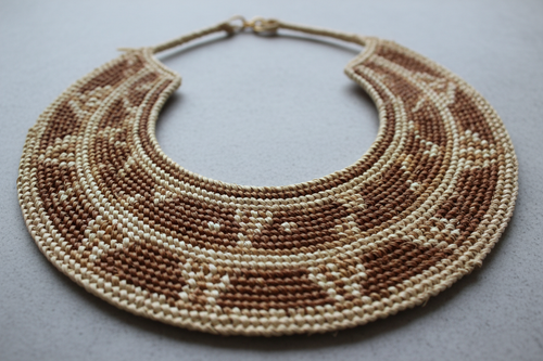 collier artisanal en raphia gabonais est une pièce unique, réalisée entièrement à la main à l’aide d’un gabarit traditionnel. Chaque détail reflète le savoir-faire ancestral du Gabon, transmis de génération en génération.collier artisanal en raphia gabonais est une pièce unique, réalisée entièrement à la main à l’aide d’un gabarit traditionnel. Chaque détail reflète le savoir-faire ancestral du Gabon, transmis de génération en génération.